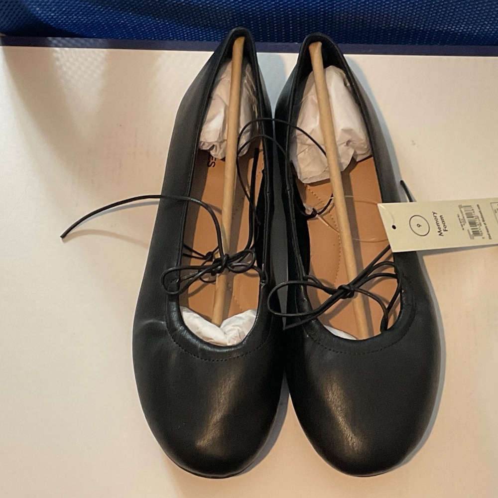 No Boundaries woman's black flats
